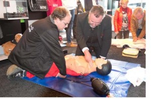 Vorbild: Ismanings Bürgermeister Dr. Alexander Greulich übt die Herz-Lungen-Wiederbelebung Foto: BRK Ismaning